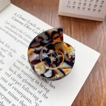 Cora Round Swirly Shell Claw Clip image 4
